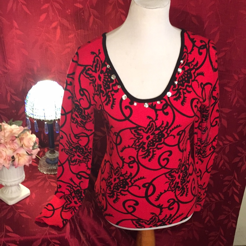 Beautiful VENINI Rhinestone Pull over sweater. ❤️